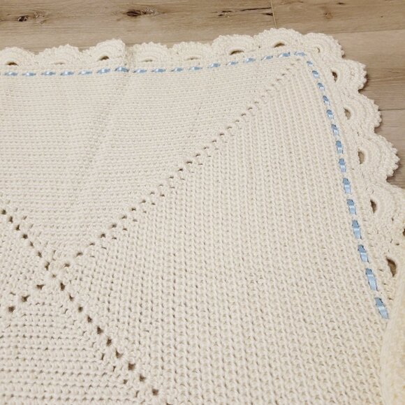 Vtg White Crocheted Baby Blanket & Hat Set Scalloped Edge & Blue Ribbon Trim - Picture 3 of 10